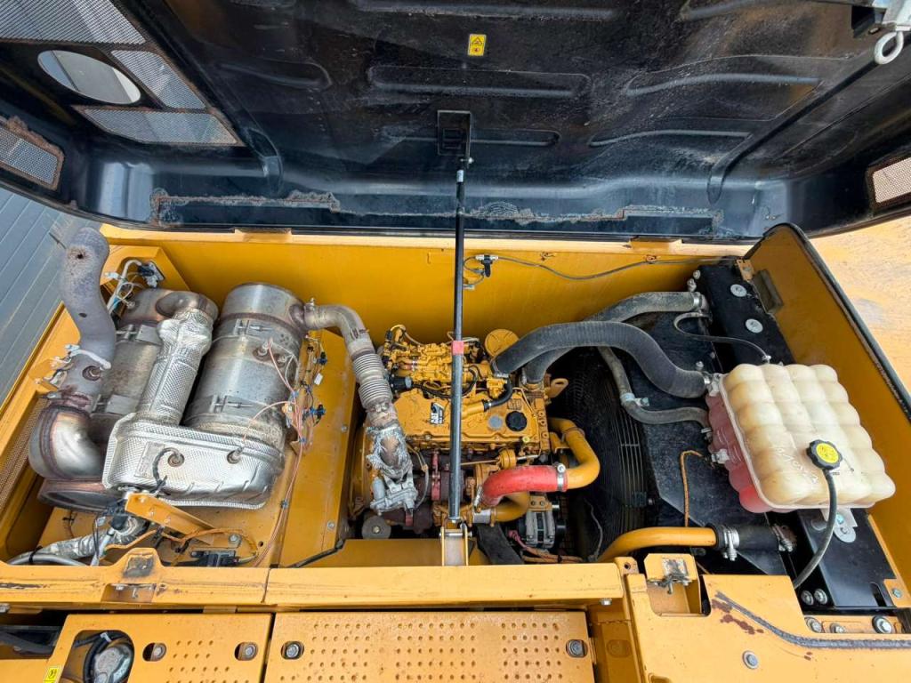 Caterpillar 320FL Photo 30