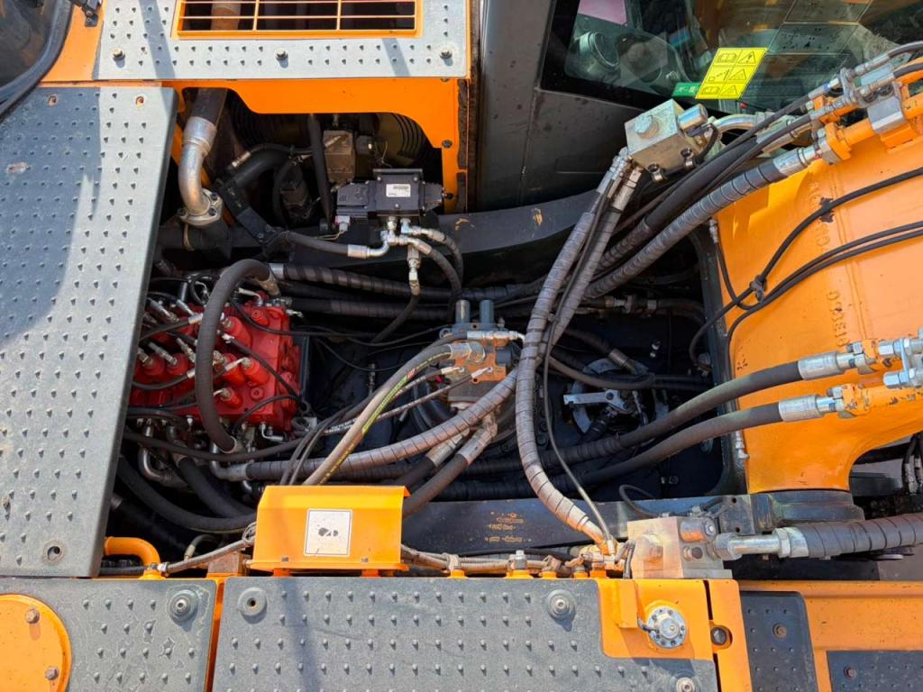 Hyundai HX330NL Photo 30