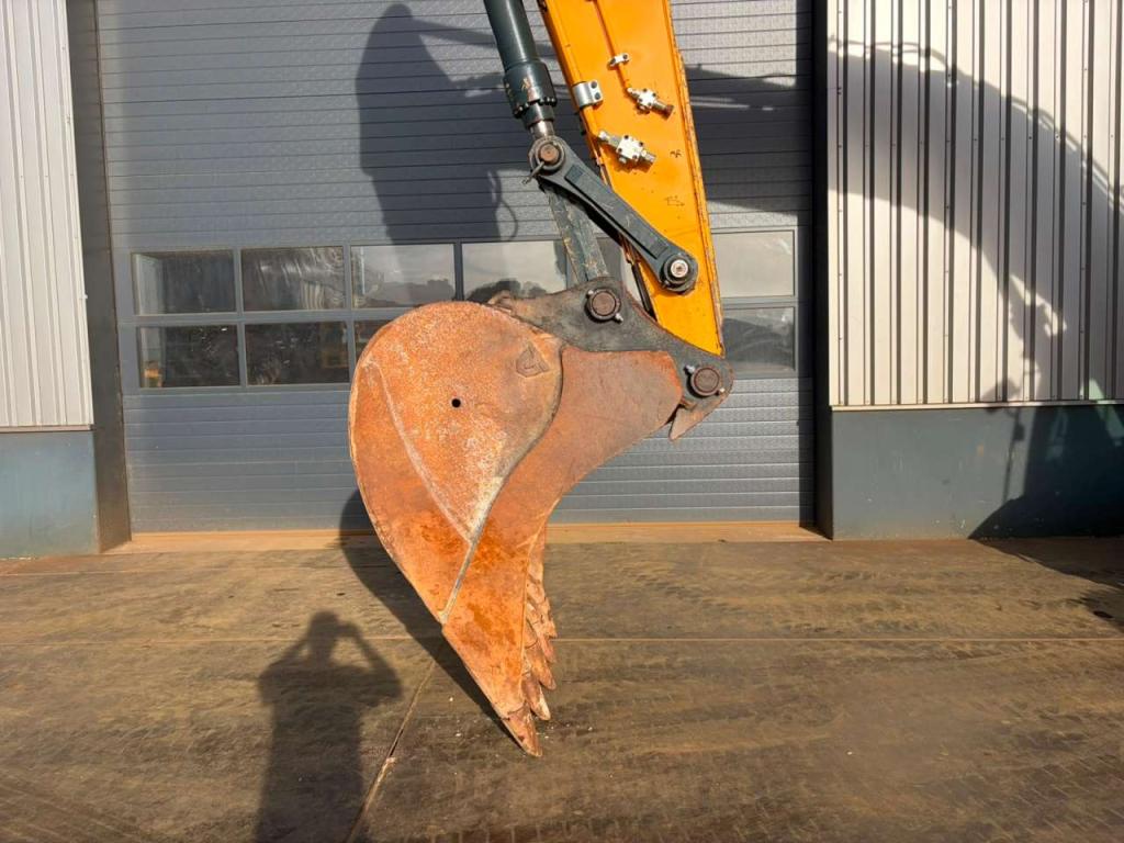 Hyundai HX330NL Photo 9