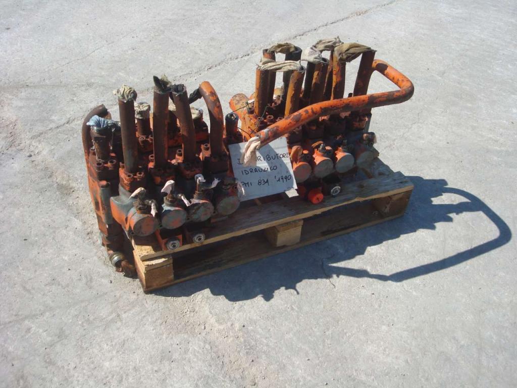 Distributeur hydraulique pour PMI 834 Photo 3