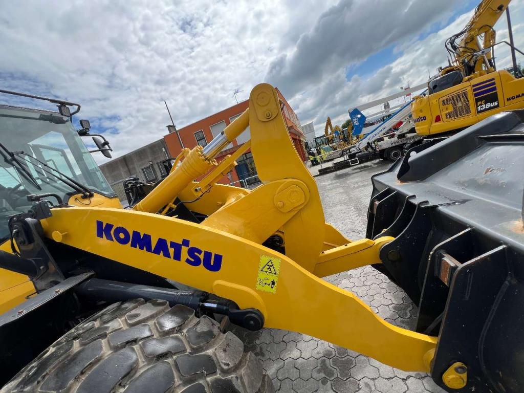 Komatsu WA320-7 Photo 12