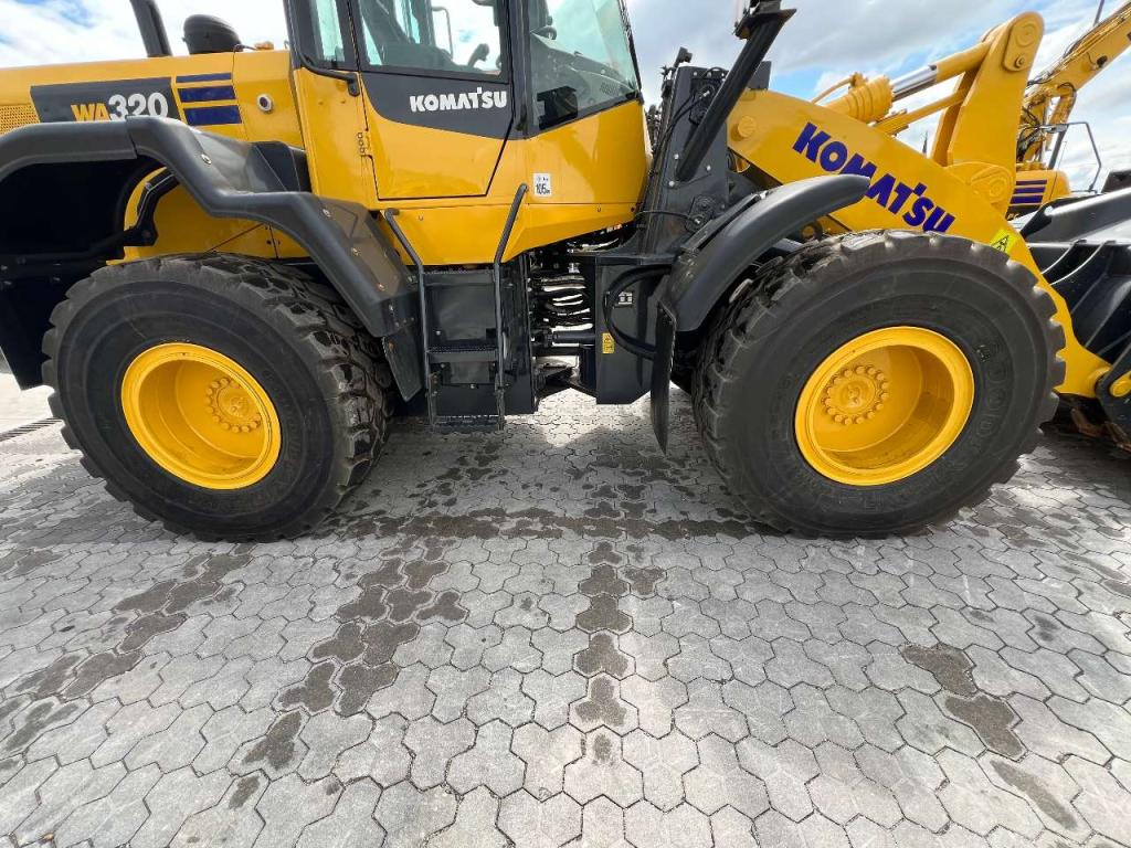 Komatsu WA320-7 Photo 14
