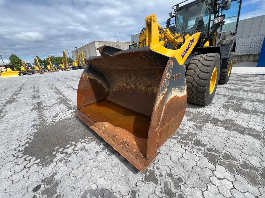 Komatsu WA320-7 Photo 15