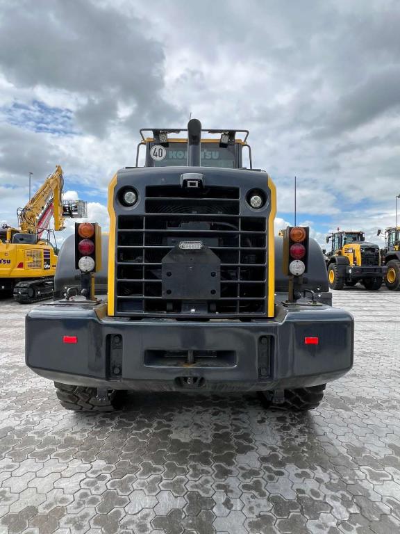 Komatsu WA320-7 Photo 7