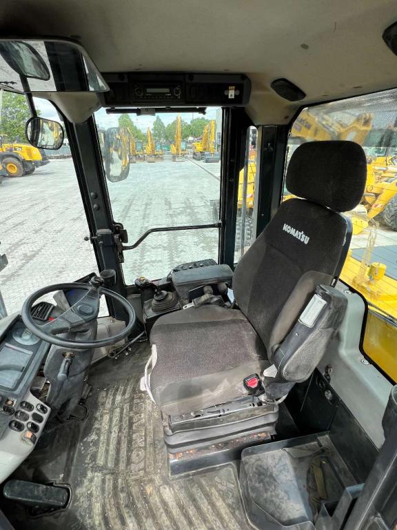 Komatsu WA320-7 Photo 9