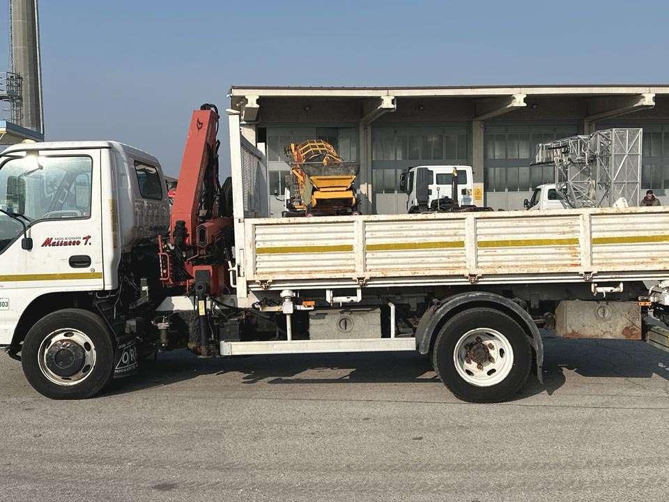 Isuzu NQR75 4X2 Photo 2