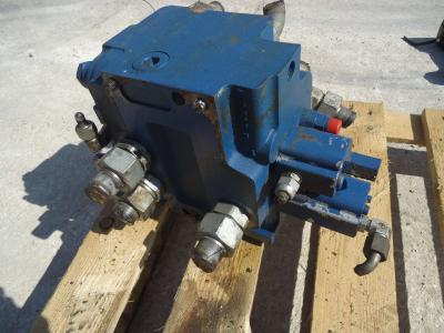 Distributeur hydraulique pour New Holland W270B en vente par OLM 90 Srl