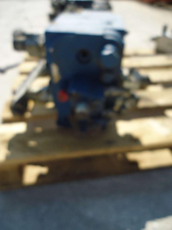 Distributeur hydraulique pour New Holland W270B Photo 2