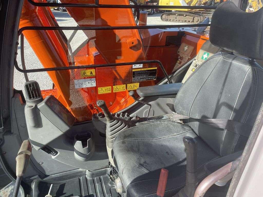 Hitachi ZX135 US Photo 7