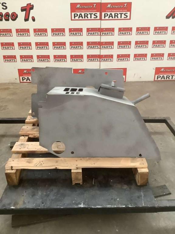 Parti carrozzeria varia pour Hitachi ZAXIS 135US Photo 1