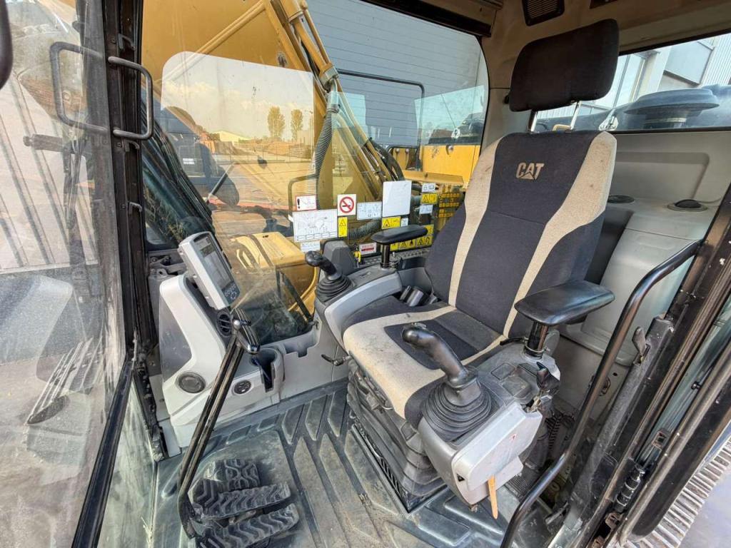 Caterpillar 320FL Photo 21