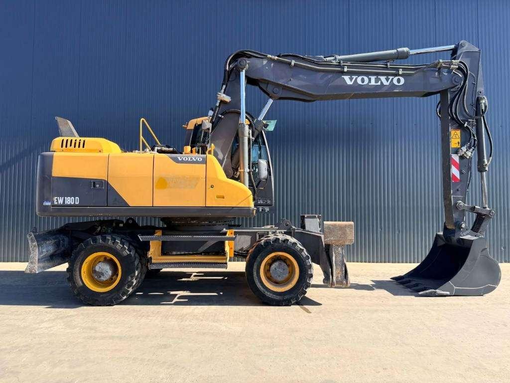 Volvo 180D Photo 6