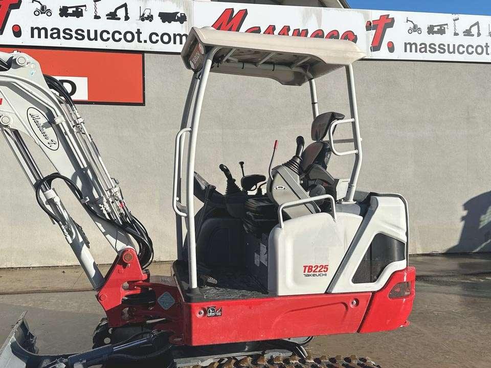 Takeuchi TB225 Photo 11