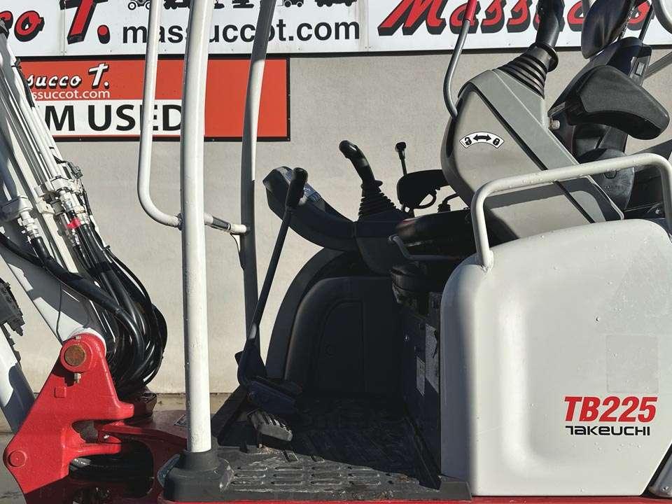 Takeuchi TB225 Photo 12