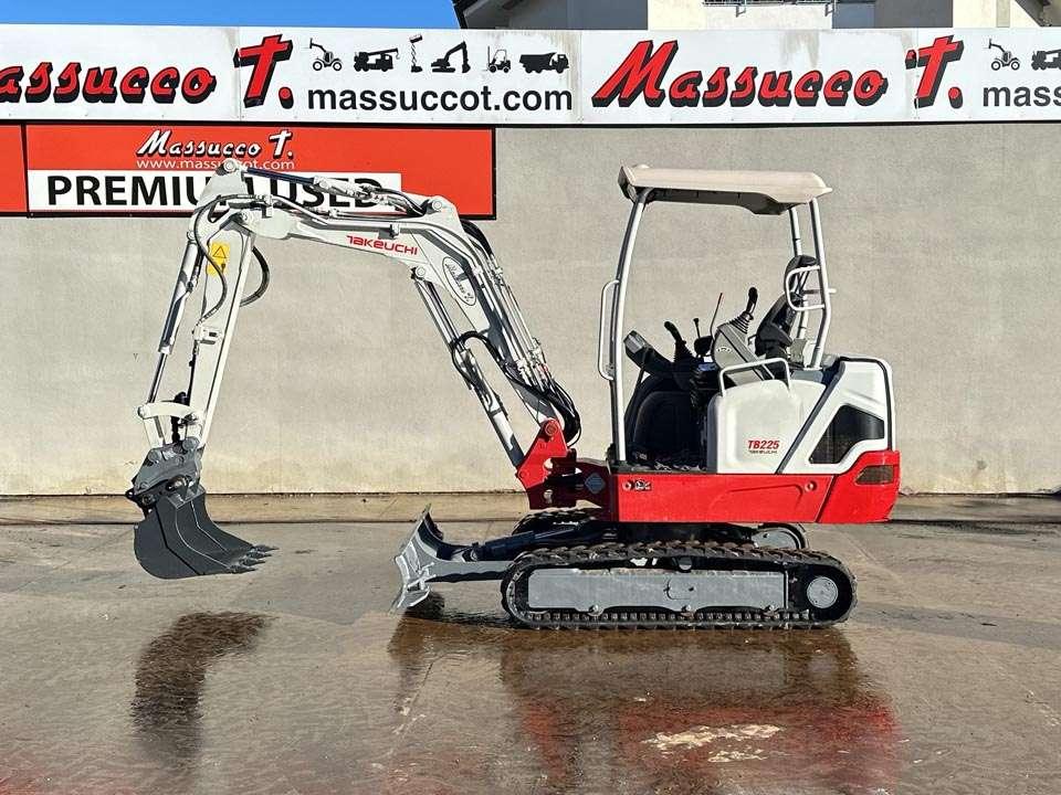 Takeuchi TB225 Photo 2