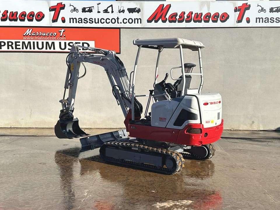 Takeuchi TB225 Photo 3