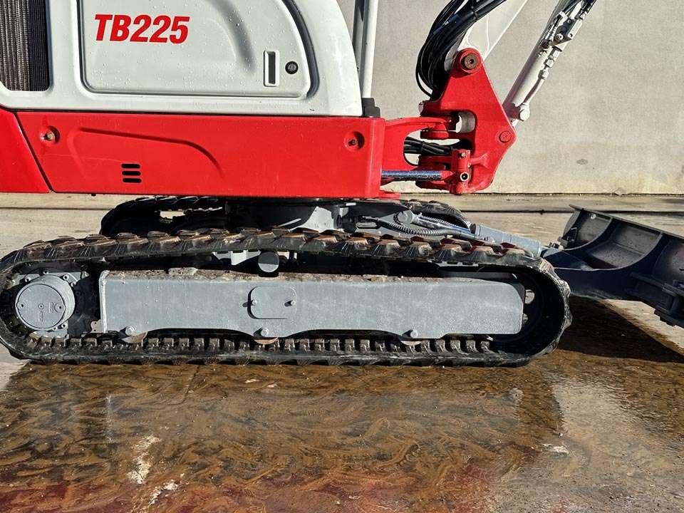 Takeuchi TB225 Photo 4