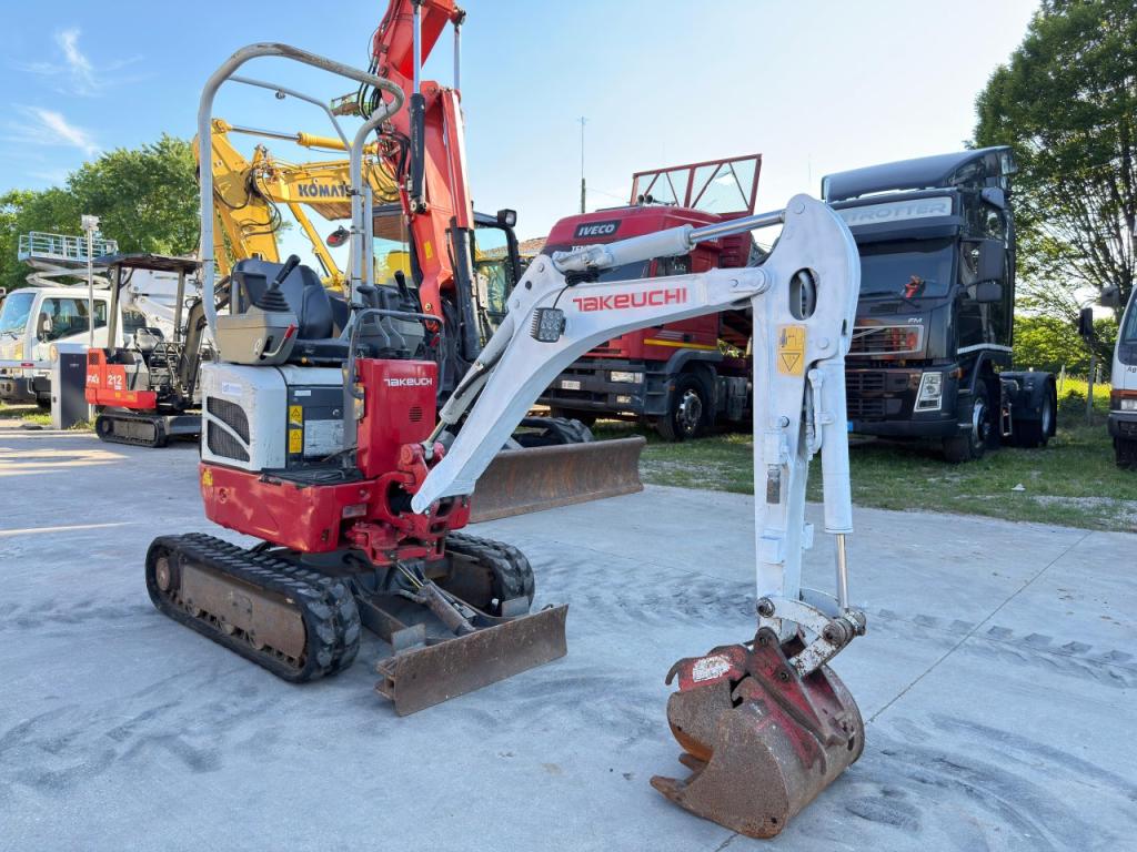 Takeuchi TB210R Photo 3
