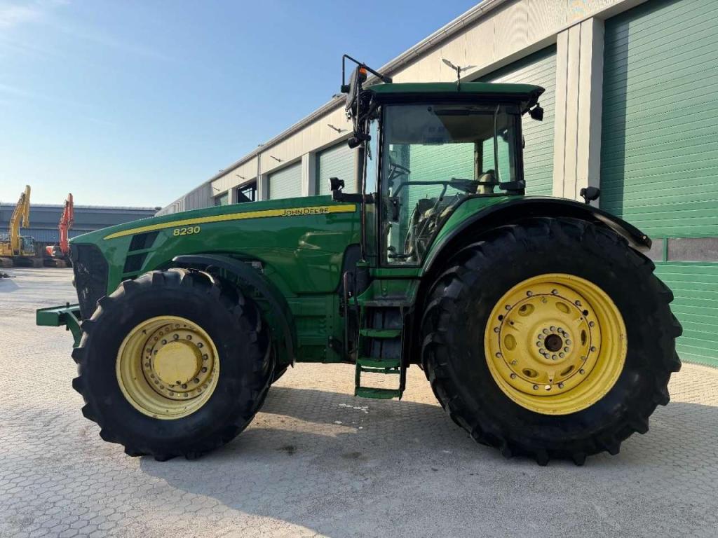John Deere 8230 PowerShift - NO TLS Photo 3