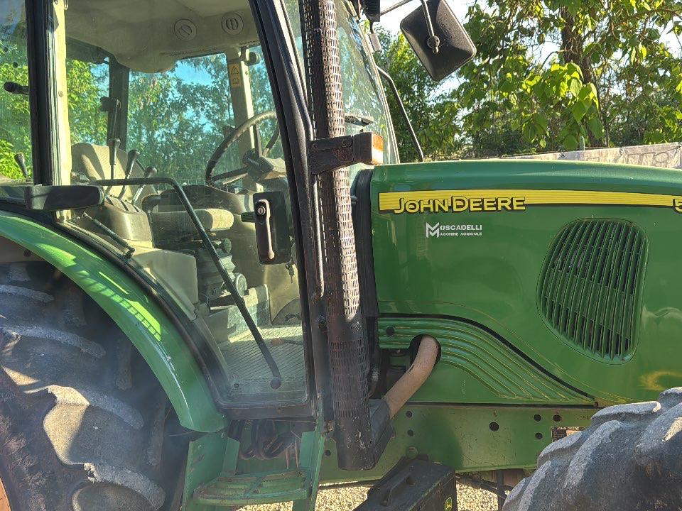John Deere 5820 Photo 3