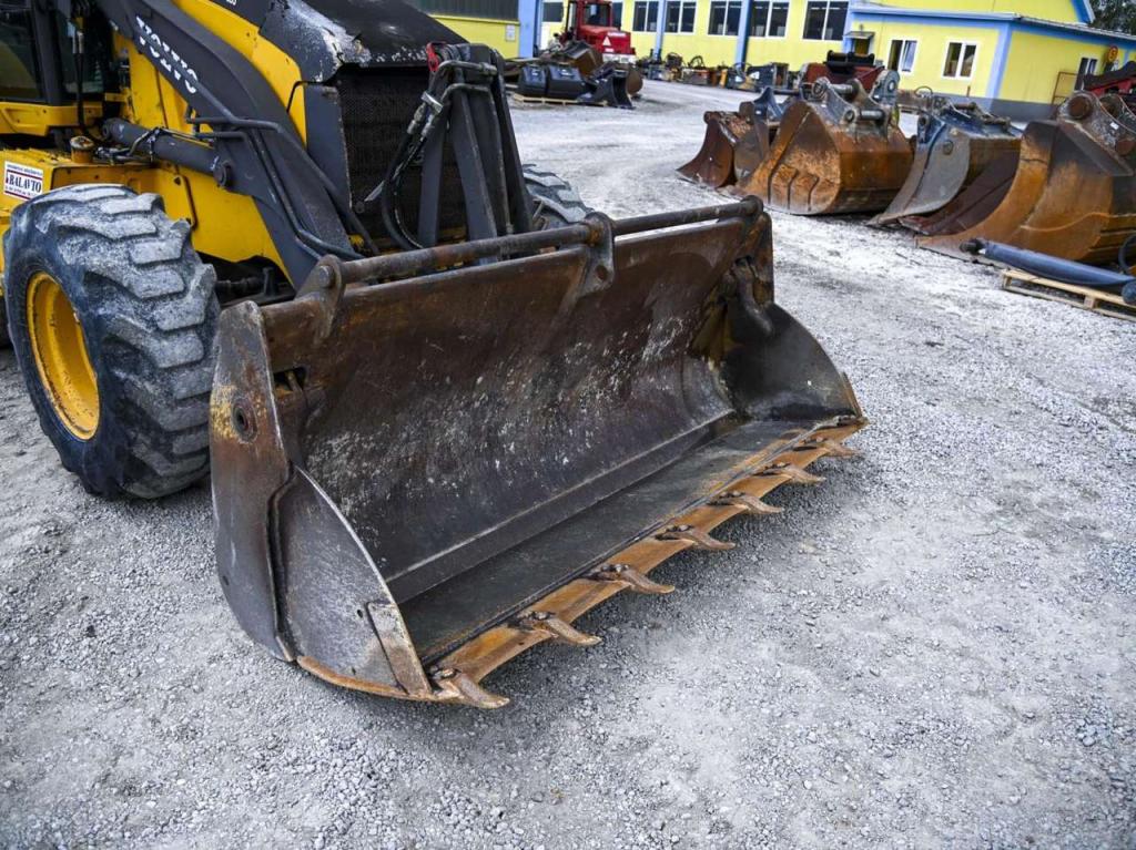 Volvo BL71 Photo 12