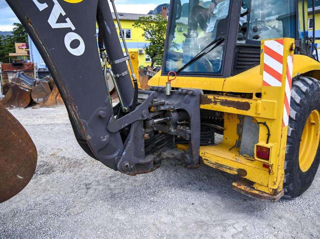 Volvo BL71 Photo 19
