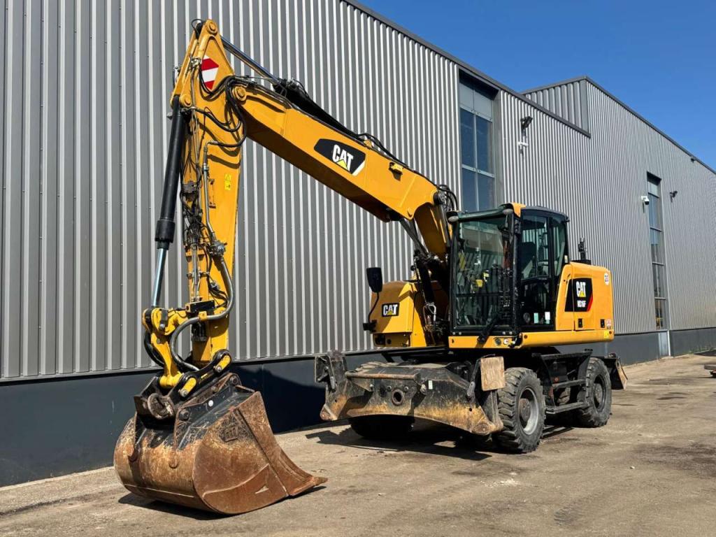 Caterpillar M316F Mobile excavator Photo 2