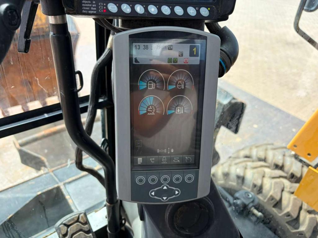 Caterpillar M316F Mobile excavator Photo 27