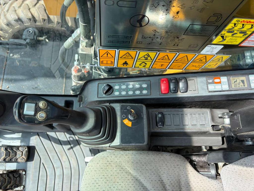 Caterpillar M316F Mobile excavator Photo 29
