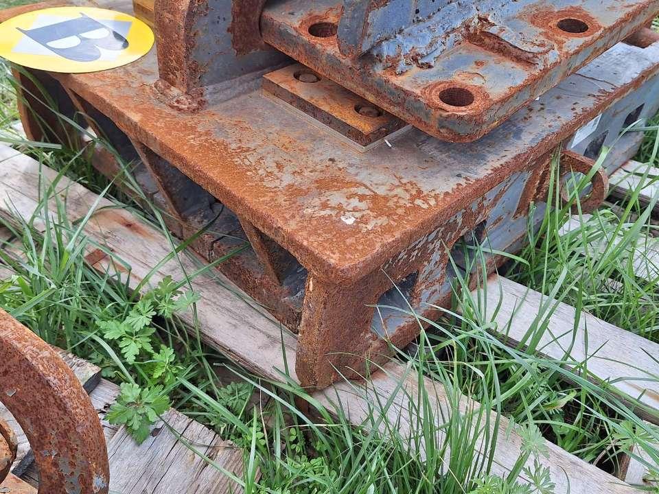 S2 for 25-32 ton excavators Attachment plate Photo 5