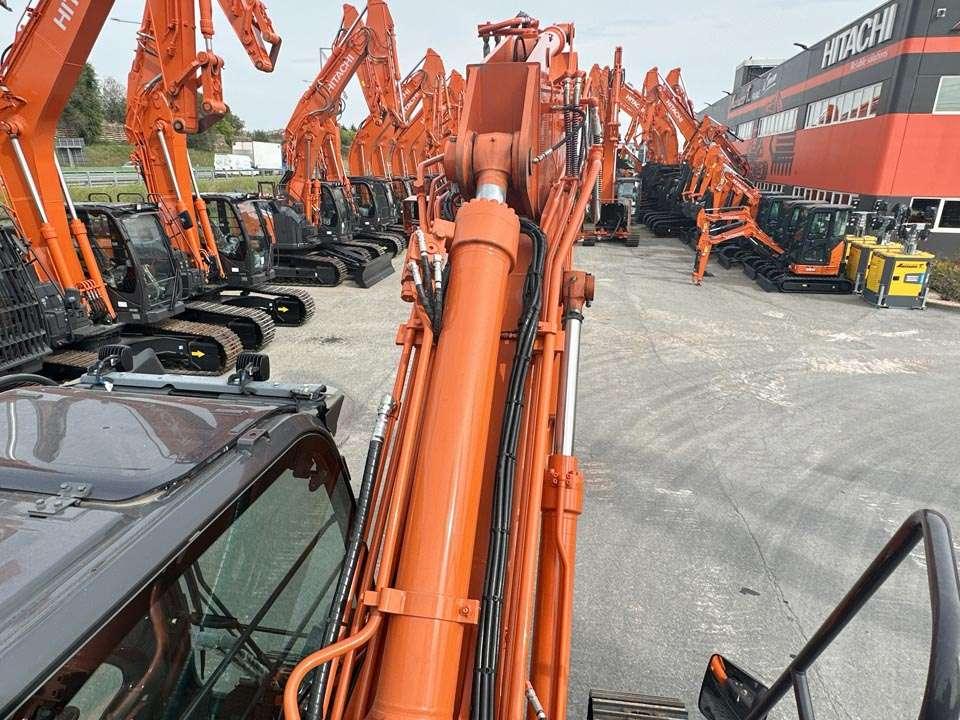 Hitachi ZX180LCN-7 Photo 12