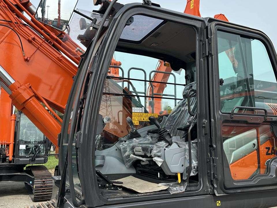 Hitachi ZX180LCN-7 Photo 13