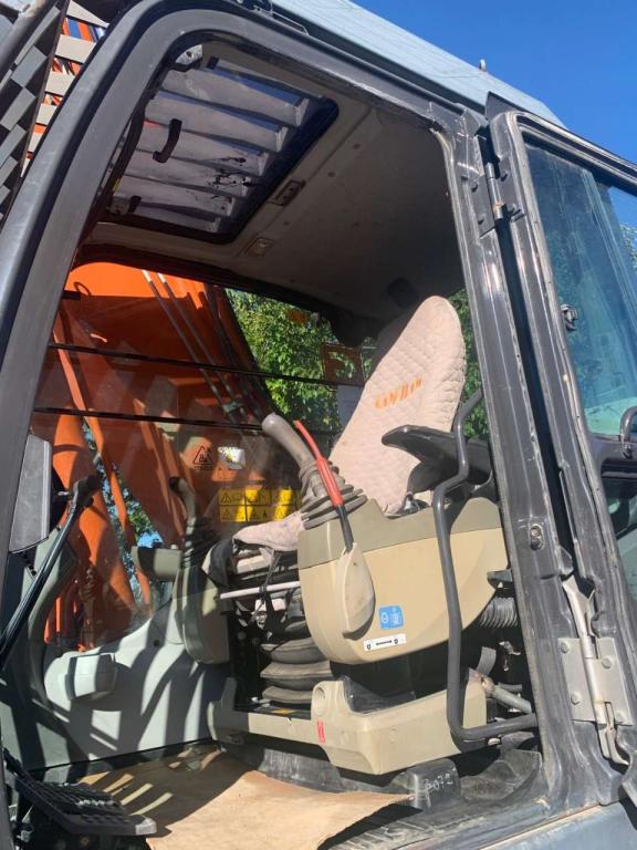 Hitachi ZX135US-5B Photo 13