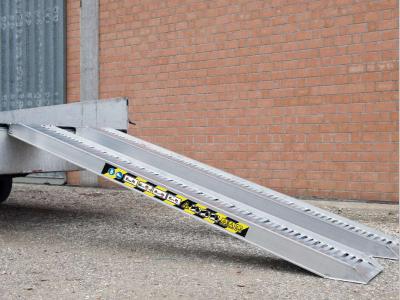 Coppia di rampe in alluminio Lunghezza 4.500 mm - Portata 6.300 kg en vente par Progetto Rampe