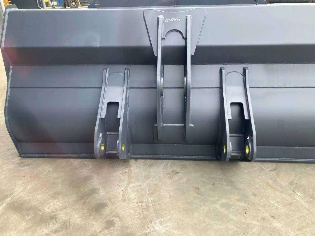 Volvo L120F Photo 3