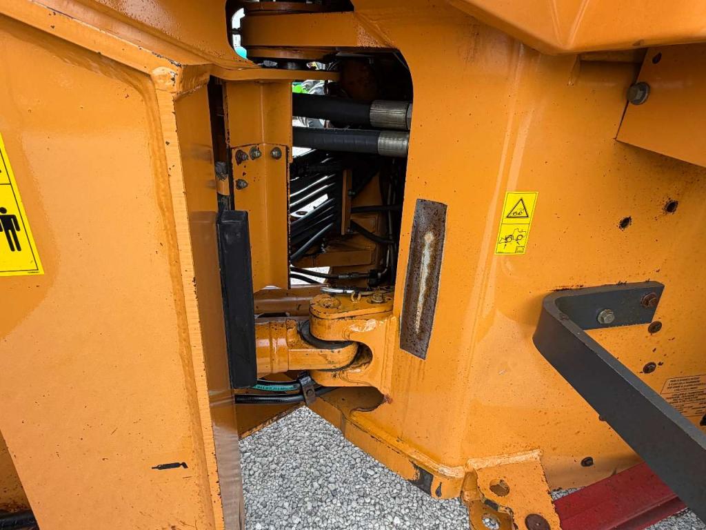 Case 821C Photo 10