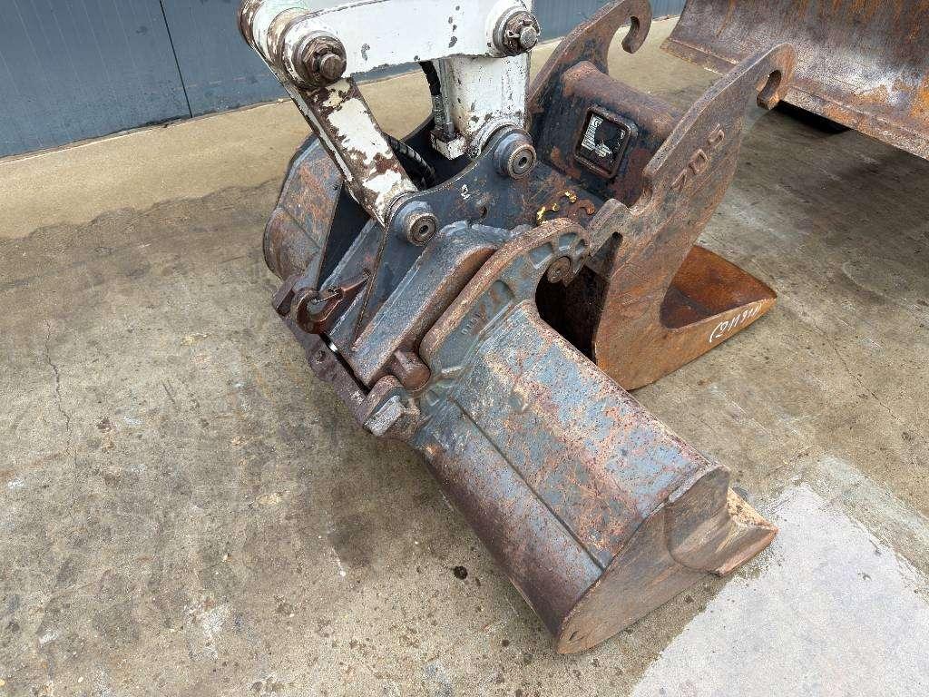 Takeuchi TB235 Photo 10