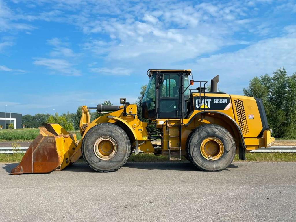 Caterpillar 966M Photo 1