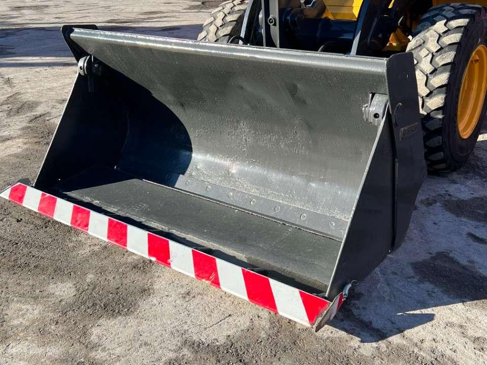 Volvo L30G Photo 3