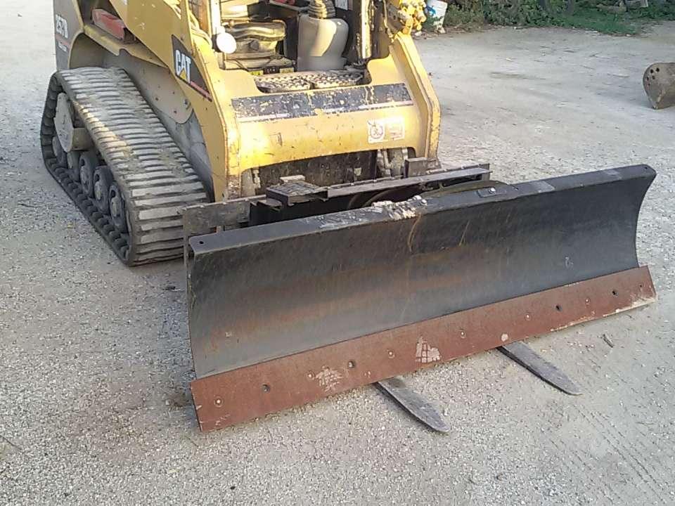 Caterpillar Lama da neve Photo 1