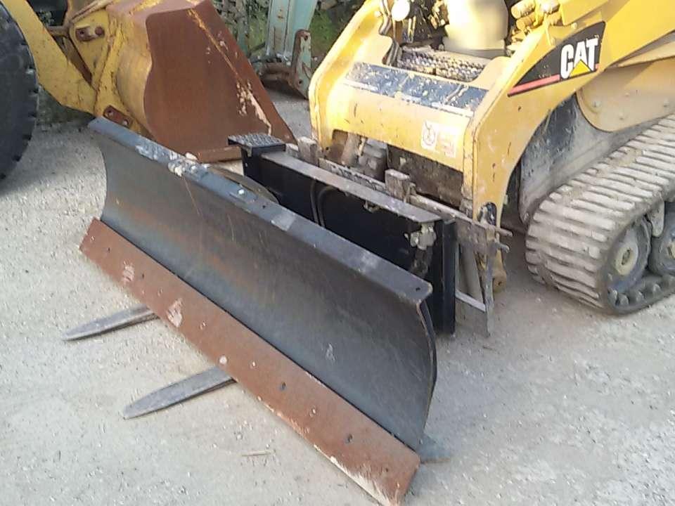 Caterpillar Lama da neve Photo 2