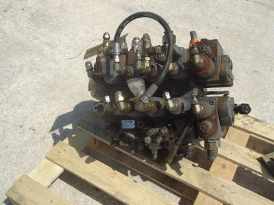 Distributeur hydraulique pour Fiat Kobelco E235 en vente par OLM 90 Srl