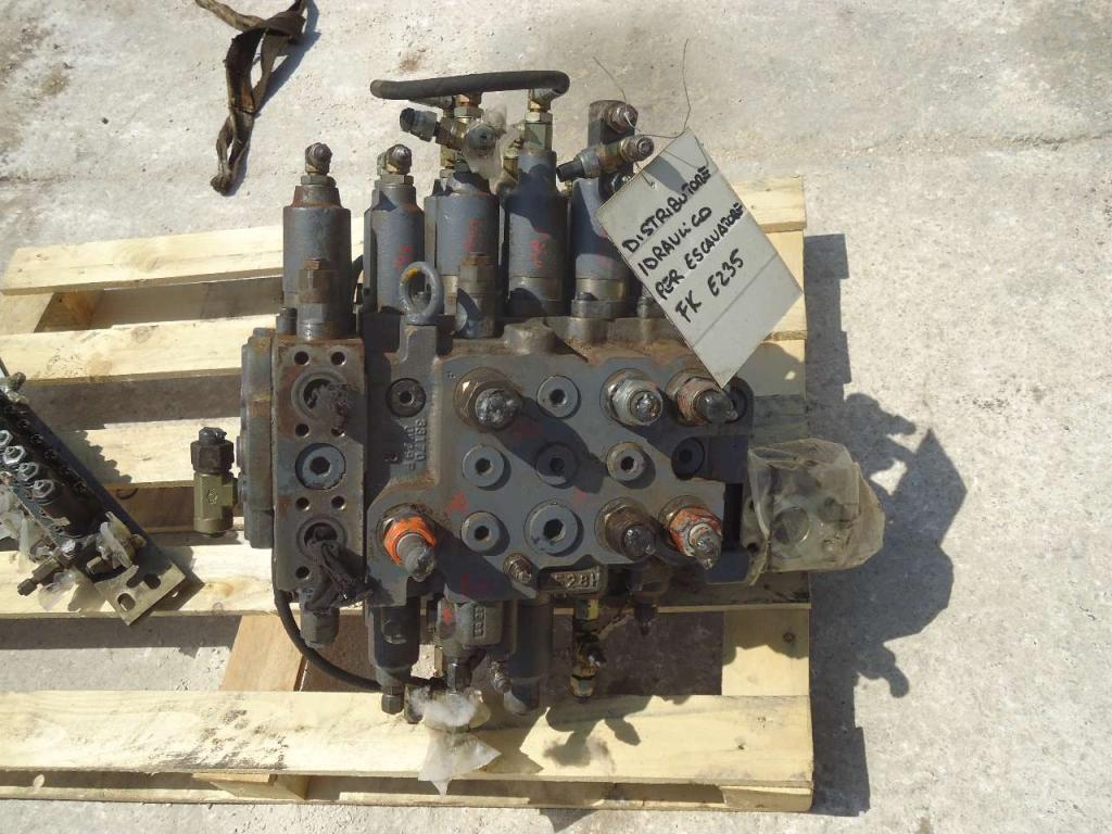 Distributeur hydraulique pour Fiat Kobelco E235 Photo 3