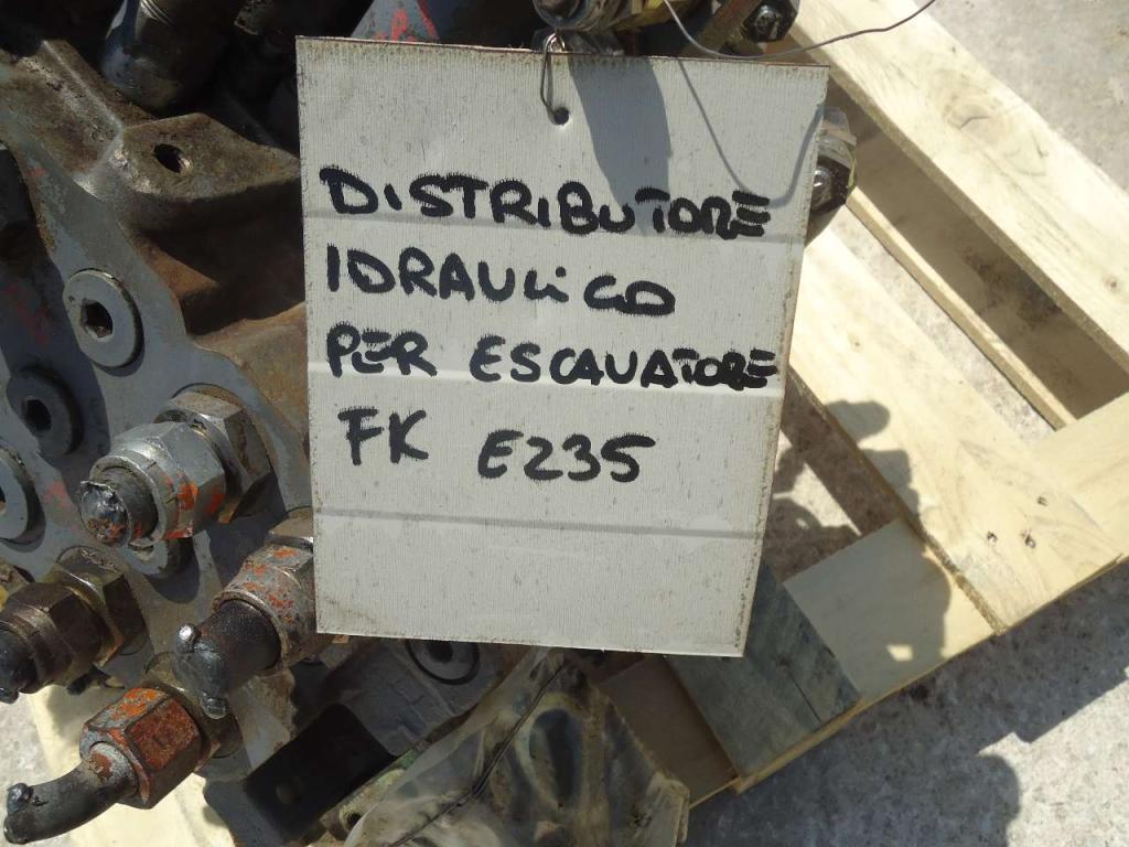 Distributeur hydraulique pour Fiat Kobelco E235 Photo 5