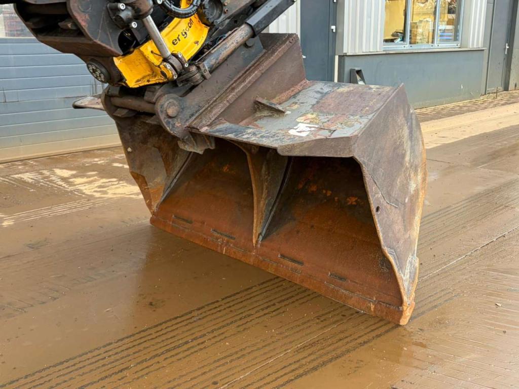 Komatsu PC240LC-10 Photo 14