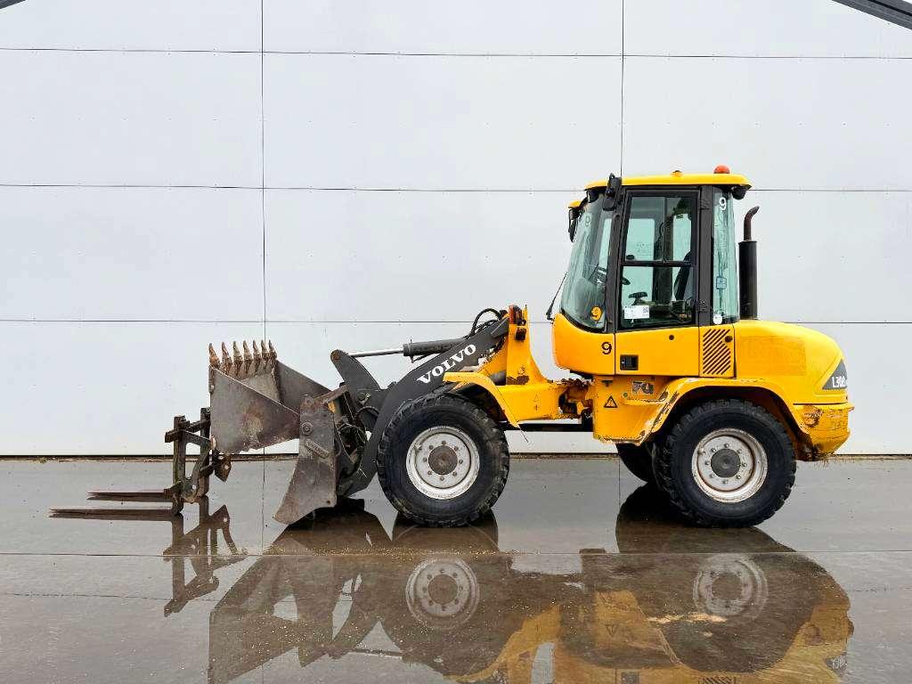 Volvo L30B - Bucket + Forks / Quick Coupler Photo 1