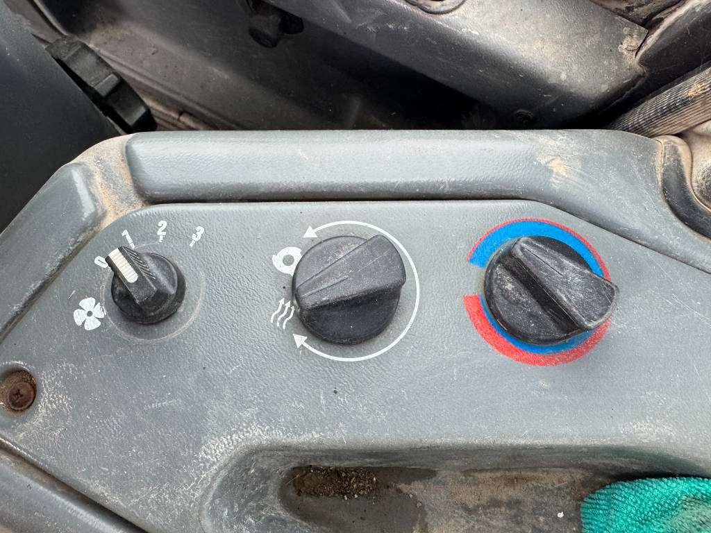 Volvo L30B - Bucket + Forks / Quick Coupler Photo 13