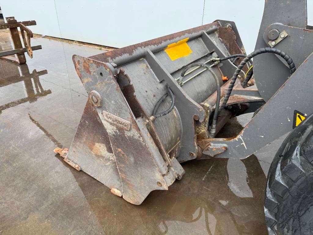 Volvo L30B - Bucket + Forks / Quick Coupler Photo 15