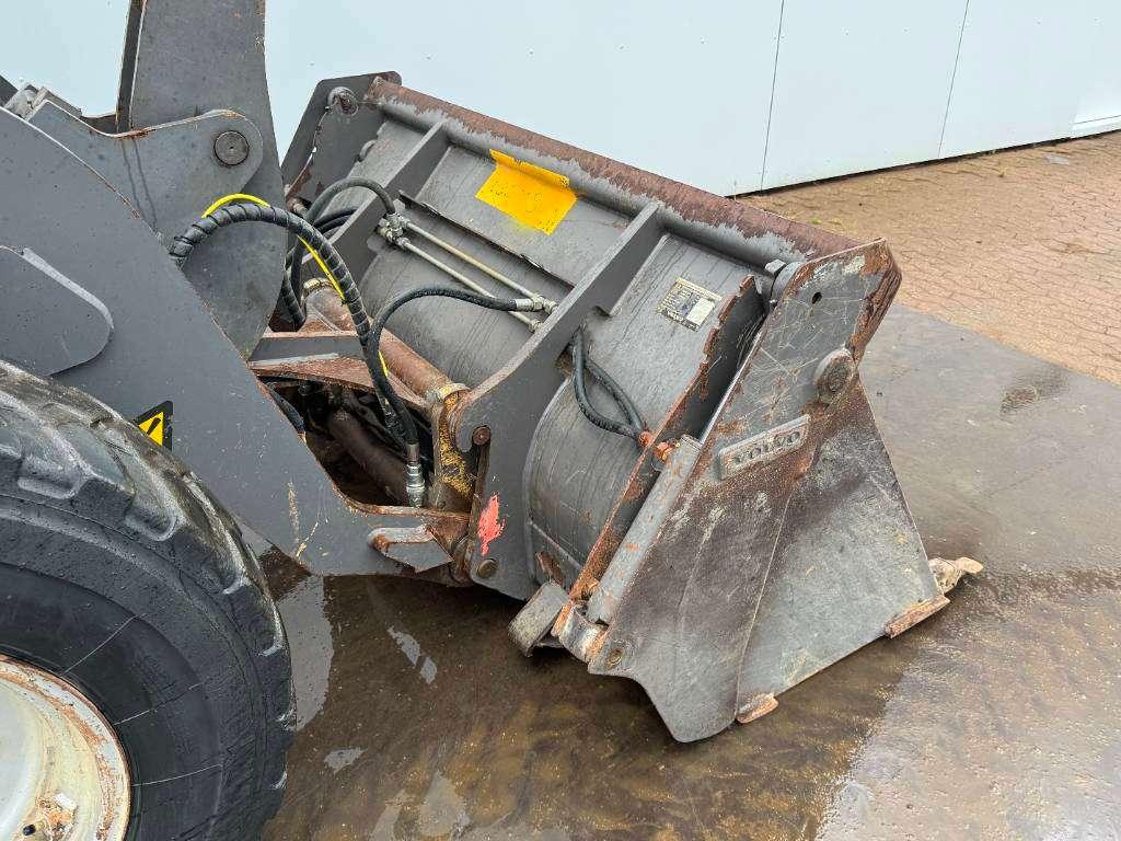 Volvo L30B - Bucket + Forks / Quick Coupler Photo 16