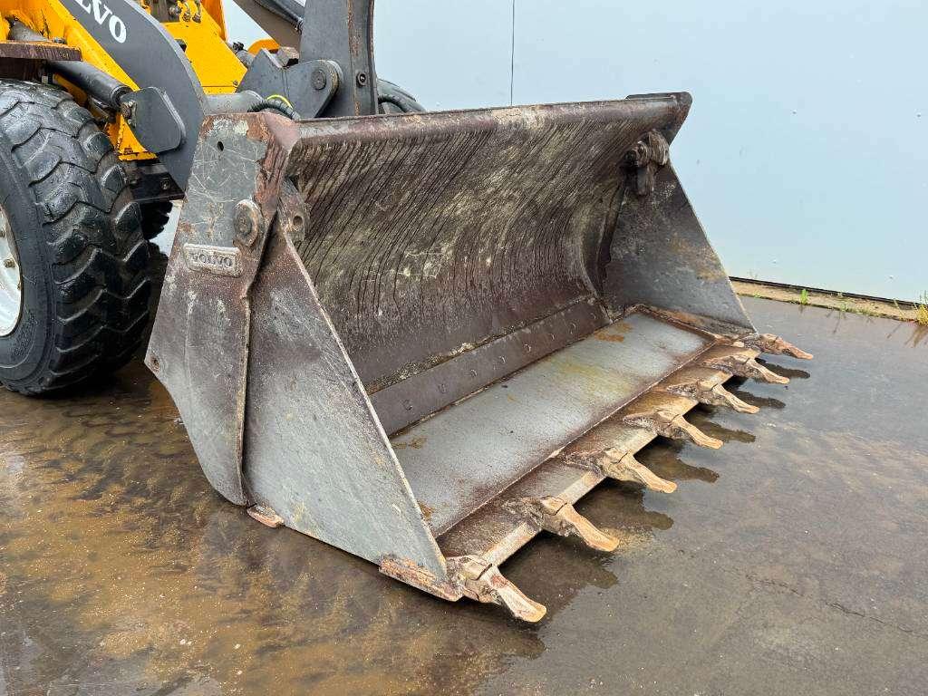 Volvo L30B - Bucket + Forks / Quick Coupler Photo 17